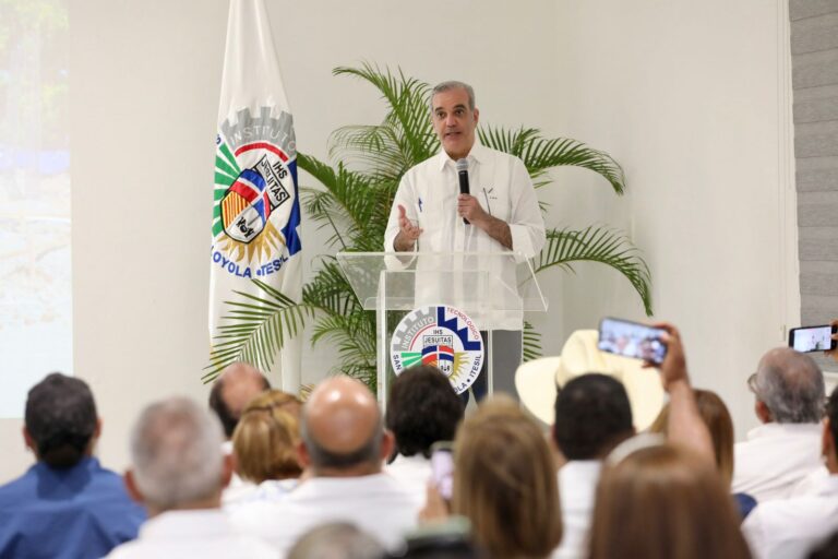 Abinader anuncia entrega de 400 becas para estudiantes de la Extensión Dajabón
