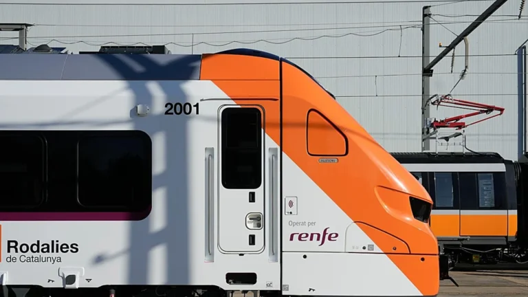 Un tren de pasajeros choca contra un muro caído en la vía cerca de Barcelona