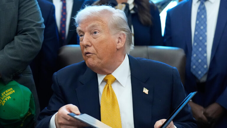 Trump impone un arancel del 25 % a semiconductores y chips