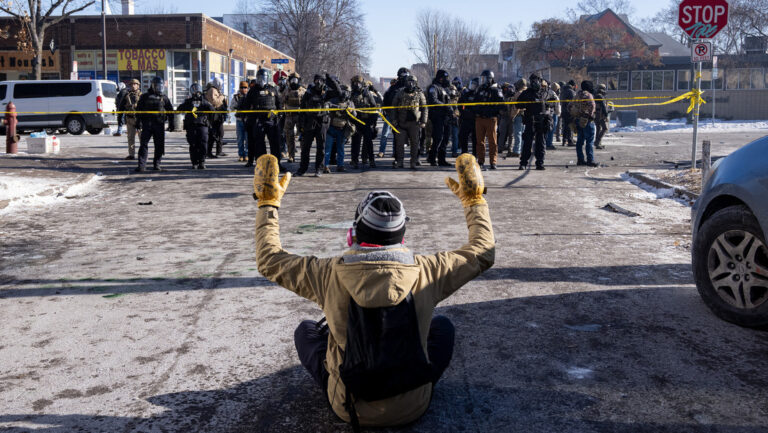 La filial en EE.UU. de Amnistía Internacional, ONG dedicada a la defensa de los derechos humanos, condenó el reciente tiroteo perpetrado por agentes de ICE en las calles de la ciudad de Mineápolis, en el que un hombre perdió la vida, hecho que ha desatado fuertes protestas y tensiones internas en el país. A través de un comunicado publicado en su sitio oficial, Amy Fischer, directora de Derechos de Refugiados y Migrantes de la organización, calificó esa muerte como "el último y devastador recordatorio de que el ICE y la Patrulla Fronteriza no están mejorando la seguridad" en la comunidad estadounidense. Leavitt carga contra quienes comparan las redadas antimigratorias de ICE con la Gestapo nazi Leavitt carga contra quienes comparan las redadas antimigratorias de ICE con la Gestapo nazi Fischer afirmó que, por el contrario, esos organismos de control fronterizo "operan con impunidad, empleando fuerza letal a plena luz del día, aterrorizando vecindarios y separando a niños pequeños de sus familias". Asimismo, subrayó que "este asesinato no es un incidente aislado", sino que forma parte de "un patrón más amplio en el que el ICE, con sus operaciones de estilo paramilitar, se ha visto obligado a llevar a cabo prácticas de control y detención violentas y abusivas, con escasa supervisión y rendición de cuentas". La activista detalló que las acciones de ICE se basan en "la tortura, negligencia y otros abusos documentados" en sus operativos y que el organismo "ha violado repetidamente los derechos humanos, sin enfrentar prácticamente ninguna consecuencia". Recordó que, pese a este historial, "la Cámara de Representantes votó el jueves a favor de aumentar su financiación en miles de millones de dólares". Finalmente, Fischer cuestionó: "¿Cuántas personas más deben morir para que los líderes estadounidenses actúen?". Instó al Senado estadounidense a "dejar de ignorar la realidad" y rechazar cualquier financiación adicional para el ICE en los próximos días, así como a tomar medidas inmediatas para exigirle cuentas por las muertes y violaciones de derechos humanos y poner fin a sus prácticas letales. "Agitadores de izquierda" Mientras, desde la Casa Blanca defienden la actuación de los agentes del ICE. La secretaria de prensa, Karoline Leavitt, criticó a las personas que comparan las acciones de esos agentes con las que realizaban los miembros de la Gestapo en la Alemania nazi. La vocera señaló que esa "retórica" incita a la violencia y a la escalada de tensiones en lugares como Mineápolis, donde han sido asesinados dos ciudadanos estadounidenses en operativos antimigratorios de los mencionados uniformados. Según Leavitt, son "agitadores de izquierda" los que están al frente de la 'campaña' contra los agentes del ICE. Además, señala que esos manifestantes estarían obstaculizando las labores de la policía migratoria y la detención de "los peores criminales" buscados por la justicia estadounidense.