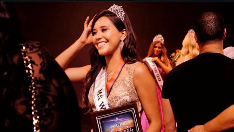 Muere reina de belleza a los 35 años tras ganar cinco certámenes A pesar del pronóstico inicial de seis meses a dos años de vida, Andrade vivió nueve años más y ganó cinco concursos de belleza: Miss Costa Oeste, Miss Nuestra Belleza USA, Miss Condado de Fresno, Miss Regional Oeste y Miss Simpatía California. Familiares y conocidos resaltan que su prioridad siempre fue retribuir y que "nunca dejó de luchar", pese a su enfermedad. Junto a su esposo, Chris Wilson, la modelo fundó una organización de caridad que visitaba en los hospitales a niños enfermos en proceso de quimioterapia para llevarles algo de alegría y así facilitar su recuperación. "Fue una de las cosas más gratificantes de su vida", afirmó Wilson. En redes sociales, Andrade compartió un mensaje conmovedor tras enterarse de que el cáncer había reaparecido en su sistema reproductivo, llegando a la etapa 4: "Me prometí no llorar, duré dos minutos enteros y luego me puse a llorar como un bebé", escribió en abril de 2025. Tras pasar sus últimas fiestas de Navidad con su familia, Andrade ingresó al hospital donde finalmente perdió la batalla contra el cáncer.