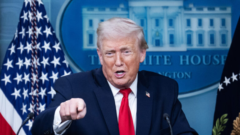 Tarifas de 50 %: Trump redobla la amenaza contra lo que llama el estado "51″ de EE.UU.