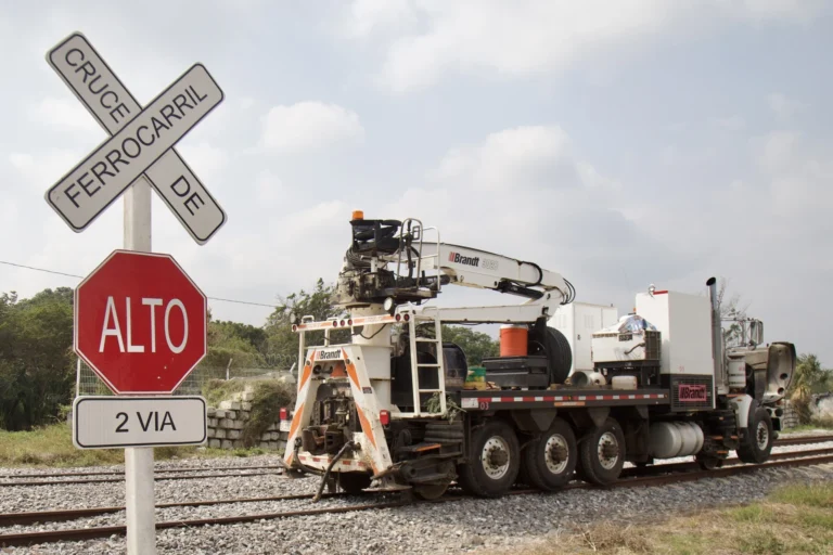 México señala el exceso de velocidad como causa de descarrilamiento de tren con 14 muertos