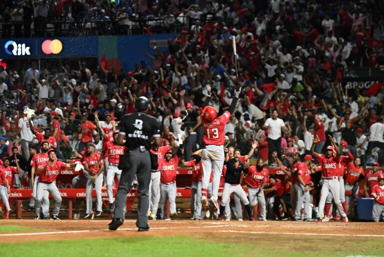 El presidente de la República Dominicana, Luis Abinader, felicitó este martes a los Leones del Escogido tras conquistar el bicampeonato, destacando el esfuerzo, la disciplina y el trabajo en equipo que llevaron a la novena escarlata a alcanzar este importante logro. A través del canal de WhatsApp, el mandatario resaltó que el triunfo del conjunto rojo representa un motivo de orgullo para su fanaticada y para el béisbol dominicano, al tiempo que reconoció la entrega de los jugadores, el cuerpo técnico y la gerencia del equipo. “El bicampeonato refleja disciplina, trabajo en equipo y el espíritu competitivo que caracteriza a nuestros atletas”, expresó Abinader, quien extendió sus felicitaciones a toda la fanaticada escarlata. Los Leones del Escogido reafirman así su lugar entre las franquicias más exitosas del béisbol invernal dominicano, celebrando una nueva hazaña que fortalece su legado histórico.