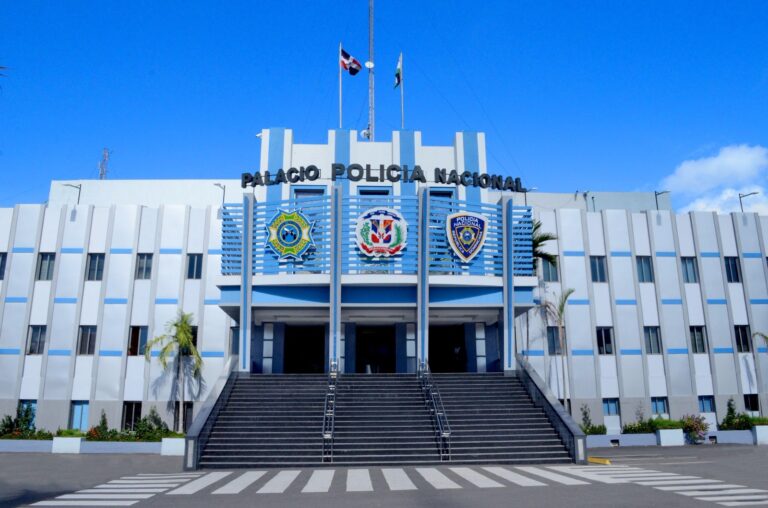Policía identifica sospechoso de intento de robo en sucursal del Banco Adopem en La Vega La Vega. — La Policía Nacional informó que investiga un intento de robo ocurrido en una sucursal del Banco de Ahorro y Crédito Adopem, ubicada en la ciudad de La Vega, hecho en el que no se produjo la sustracción de dinero ni de otros valores. La vocera de la Policía Nacional en La Vega, Lucía Cruz Polanco, indicó que, gracias a la rápida actuación de los agentes y al análisis de las imágenes captadas por las cámaras de vigilancia, fue identificado de manera oportuna el presunto autor del hecho. De acuerdo con el informe preliminar, el sospechoso fue identificado como José Manuel Cosme Vargas, alias “Maca Lengua”, señalado como un antisocial conocido en esta ciudad, quien habría intentado perpetrar el robo sin lograr su objetivo. “No se trató de un robo consumado, sino de un intento. El individuo no logró llevarse nada”, precisó la vocera policial. La Policía Nacional informó que mantiene activa la localización y búsqueda del sospechoso, como parte de las investigaciones en curso, a fin de ponerlo a disposición del Ministerio Público para los fines correspondientes. Las autoridades reiteraron que el caso permanece bajo investigación, mientras se amplía el informe policial con nuevos detalles del hecho. Cruz Polanco aclaró que el incidente no dejó personas heridas ni pérdidas económicas, y que la situación fue controlada sin que se produjera un hecho mayor. Asimismo, las autoridades evalúan las condiciones de seguridad de la entidad financiera como parte del proceso investigativo, reiterando el compromiso de la Policía Nacional de garantizar la seguridad ciudadana y la protección de las instituciones financieras.