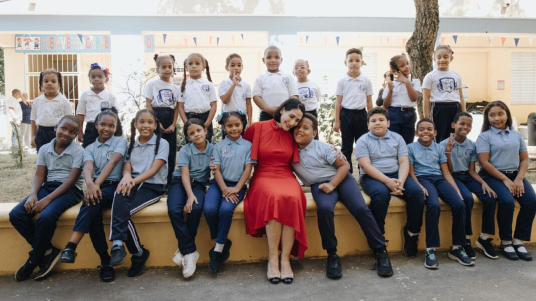 Raquel Arbaje imparte clase de Moral, Cívica y Ética Ciudadana en escuela de Cristo Rey
