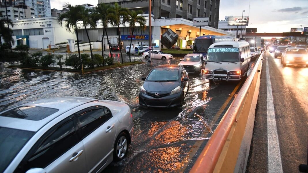 El Centro de Operaciones de Emergencias (COE) ha decidido incrementar a cinco el número de provincias bajo alerta verde, debido a las condiciones meteorológicas actuales. Según el informe del Instituto Dominicano de Meteorología (INDOMET), una vaguada prefrontal mantiene su incidencia sobre el territorio, lo que ha generado nublados y lluvias de intensidad variable. Las autoridades advierten que se están produciendo aguaceros fuertes en ocasiones, acompañados de tormentas eléctricas y ráfagas de viento. Ante este panorama, las provincias que se encuentran bajo vigilancia oficial son: • Santiago • La Vega • Puerto Plata • Monte Plata • Santiago Rodríguez Como medida de seguridad fundamental, el COE recomienda a la población de estas demarcaciones abstenerse de cruzar ríos, arroyos y cañadas que presenten altos volúmenes de agua, con el fin de evitar situaciones de peligro que pongan en riesgo la vida. El Centro de Operaciones de Emergencias (COE) ha decidido incrementar a cinco el número de provincias bajo alerta verde, debido a las condiciones meteorológicas actuales. Según el informe del Instituto Dominicano de Meteorología (INDOMET), una vaguada prefrontal mantiene su incidencia sobre el territorio, lo que ha generado nublados y lluvias de intensidad variable. Las autoridades advierten que se están produciendo aguaceros fuertes en ocasiones, acompañados de tormentas eléctricas y ráfagas de viento. Ante este panorama, las provincias que se encuentran bajo vigilancia oficial son: • Santiago • La Vega • Puerto Plata • Monte Plata • Santiago Rodríguez Como medida de seguridad fundamental, el COE recomienda a la población de estas demarcaciones abstenerse de cruzar ríos, arroyos y cañadas que presenten altos volúmenes de agua, con el fin de evitar situaciones de peligro que pongan en riesgo la vida.