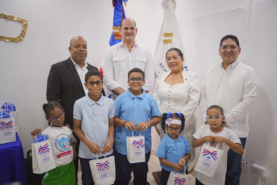 El INABIE entrega 341 lentes correctivos a estudiantes