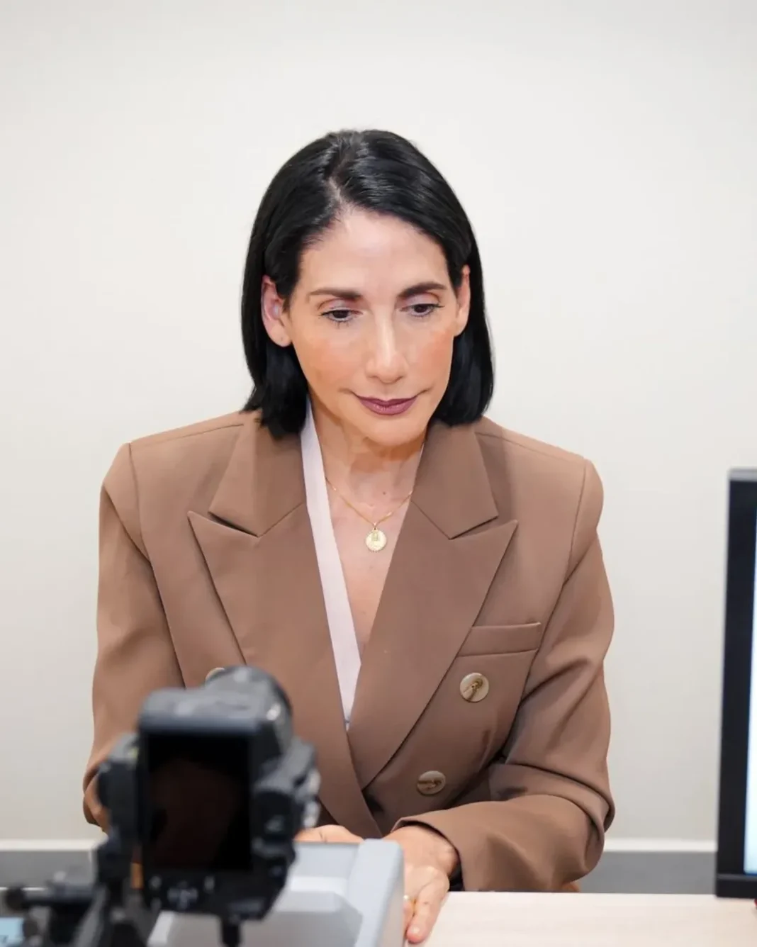 Raquel Arbaje estrena pasaporte electrónico y actualiza su estado civil a 