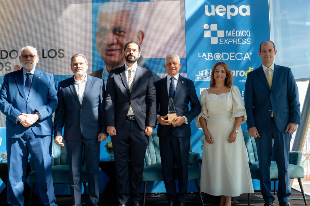 Ricardo de los Santos, recibe reconocimiento de ADOTURD por su apoyo al deporte dominicano