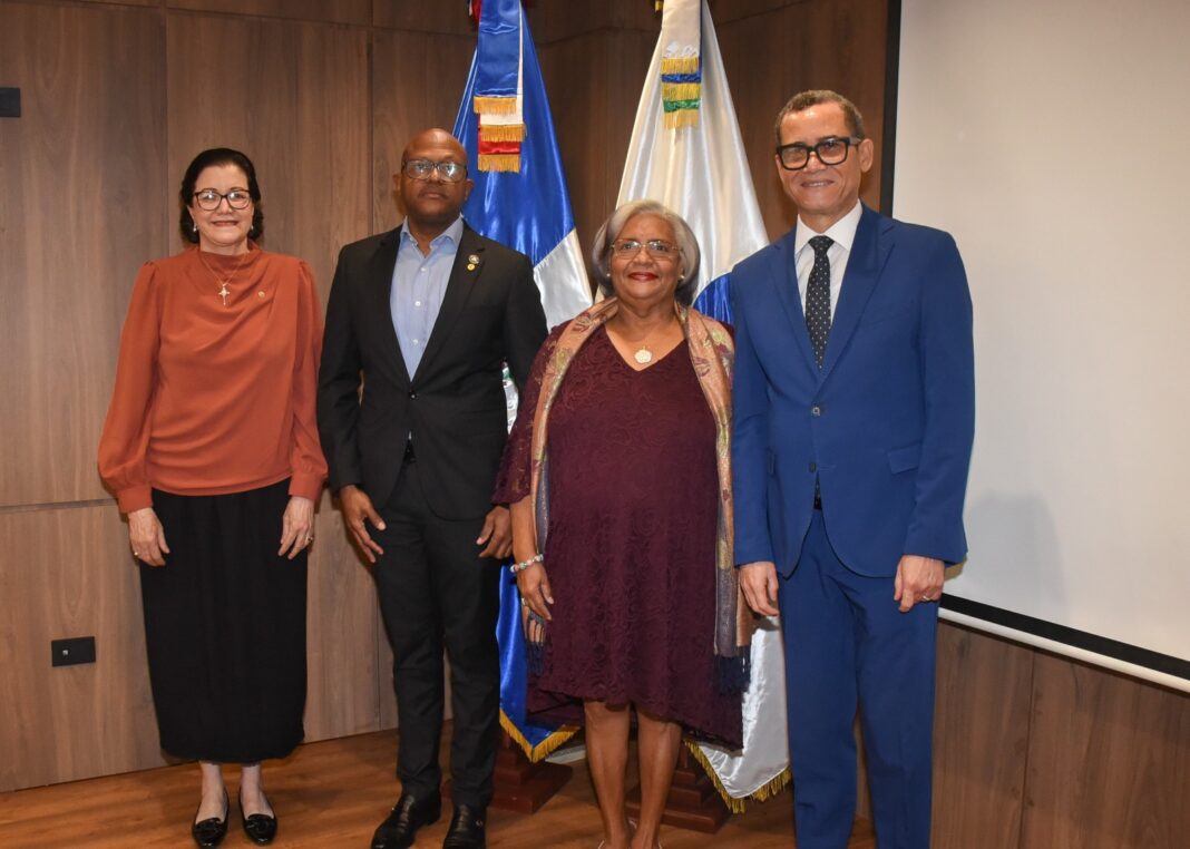 CNSS juramenta presidente del Colegio Médico Dominicano CNSS juramenta presidente del Colegio Médico Dominicano