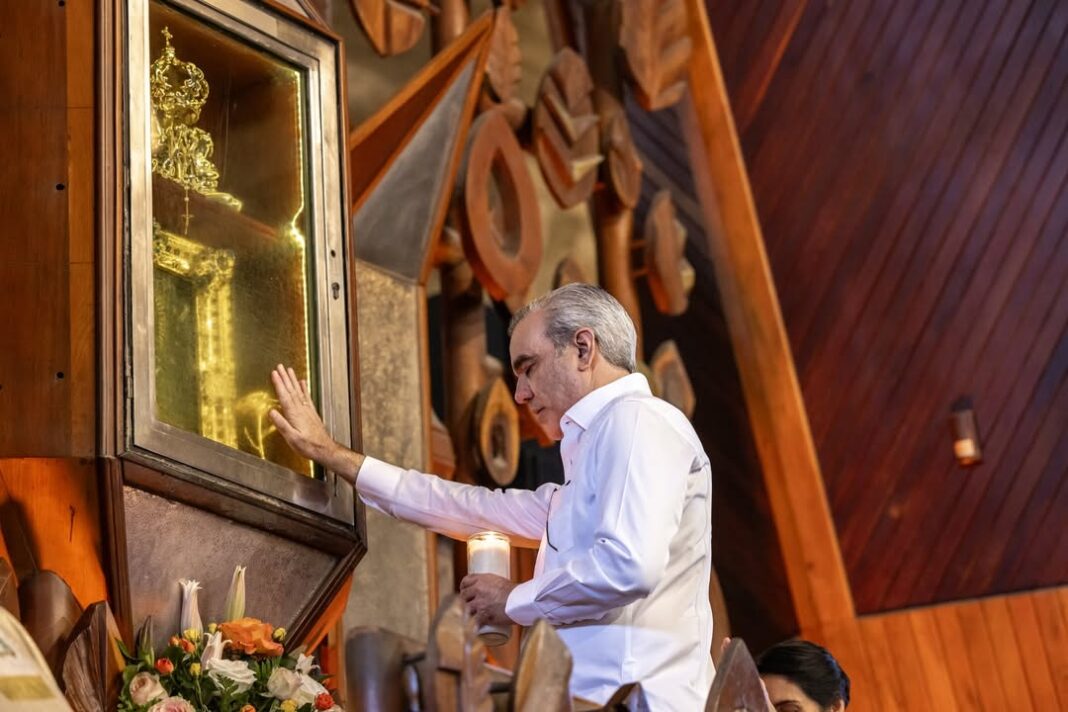 Abinader eleva oración por el pueblo dominicano en el Día de la Virgen de la Altagracia
