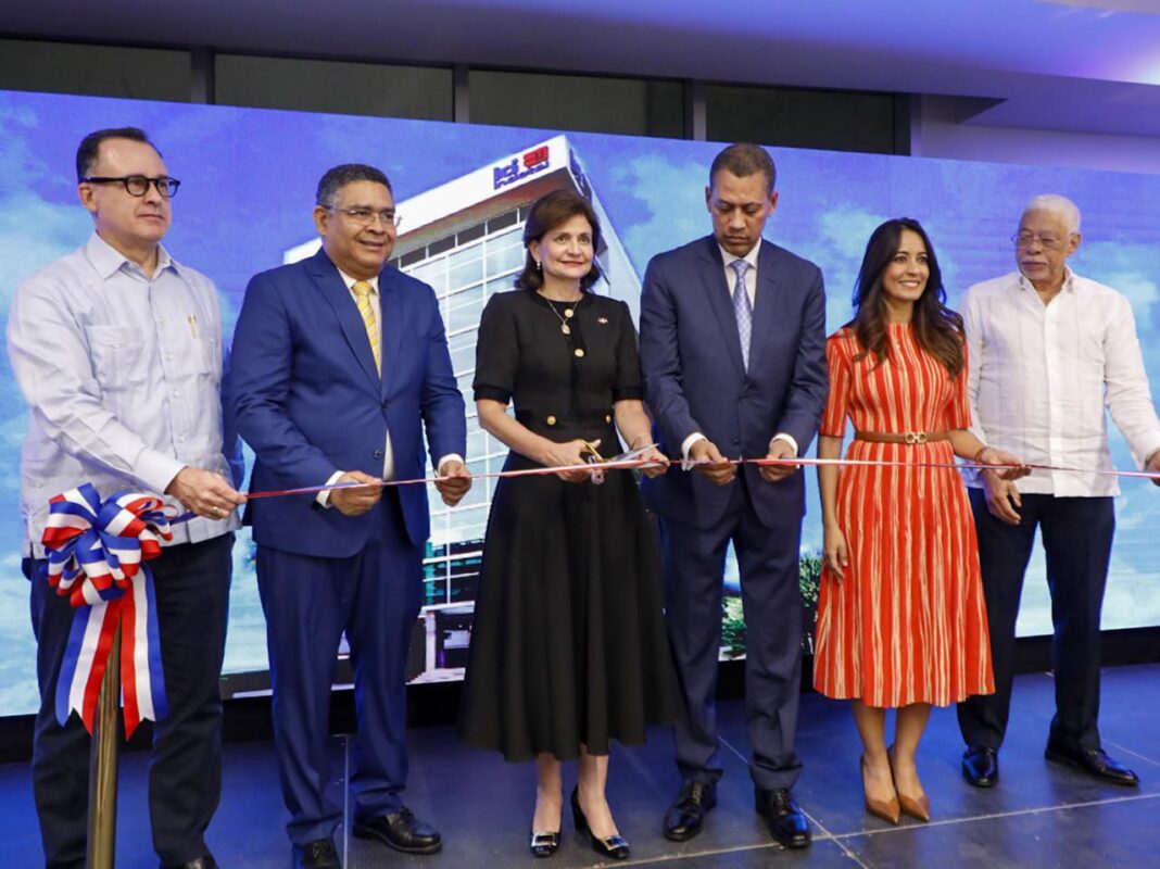 Vicepresidenta Peña y Guido Gómez Mazara inauguran nueva sede de Indotel