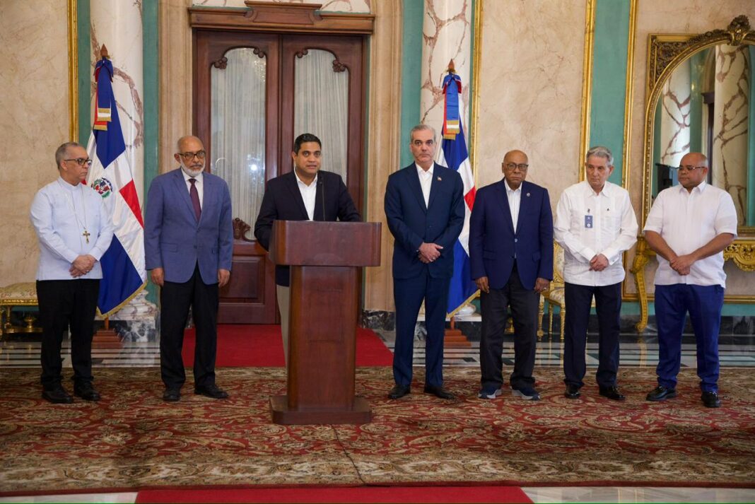 Presidente Abinader juramenta comisión de veeduría para supervisar obras deportivas