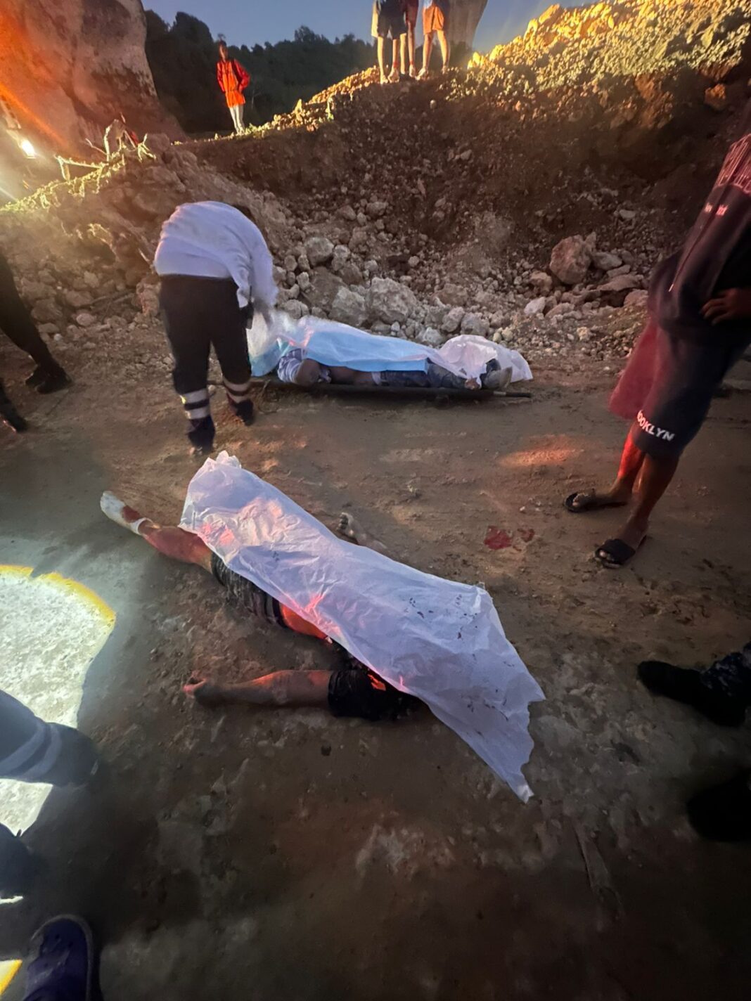 Tragedia en Sosúa: fallecen padre e hijo tras derrumbe en mina de caliche