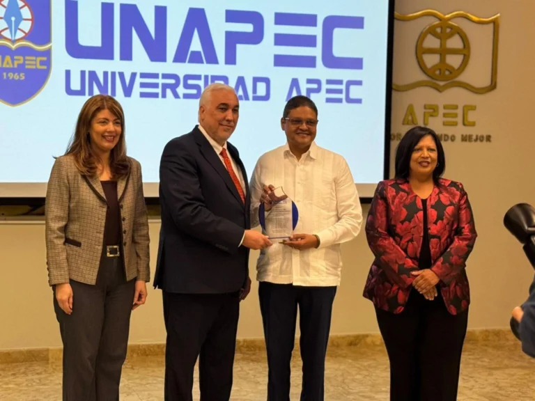 UNAPEC reconoce a Juan Manuel Méndez García por fortalecer la gestión de riesgos en RD