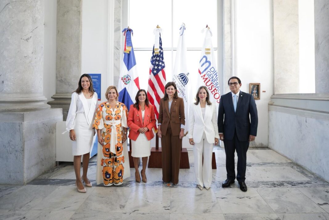 Raquel Peña y embajadora Leah Campos coinciden en la visión de Santiago como motor del desarrollo nacional