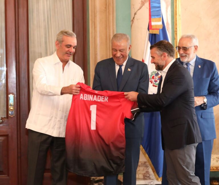 Presidente Abinader entrega la bandera dominicana a los Leones del Escogido para la Serie del Caribe 2026