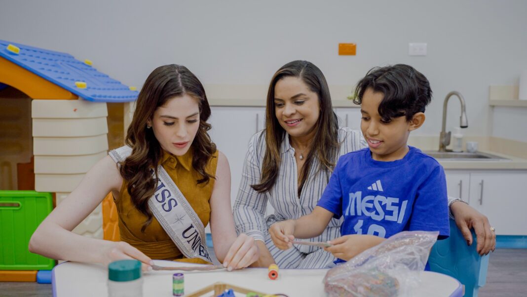 Santo Domingo, R.D. – El Centro de Atención Integral para la Discapacidad (CAID) recibió en su sede de Santo Domingo Este a la Miss Universo Fátima Bosch, quien se encuentra de visita en el país como parte de una agenda orientada a visibilizar y concienciar sobre el trastorno del trastorno del espectro autista (TEA). Bosch estuvo acompañada por la directora de Miss República Dominicana, Magalis Febles. La delegación fue recibida por el doctor Fernando Benoit, director nacional del Caid, la directora de la sede Santo Domingo Este, Milidelquis Estévez; y el presidente de CONADIS, Benny Metz, entre otros representantes institucionales. Bosch realizó un recorrido por las instalaciones del centro, donde compartió con niños y niñas con autismo, así como con los terapeutas que forman parte de los programas de atención integral que ofrece la institución, destacando la importancia de los programas de apoyo dirigidos a niños y niñas con autismo para transformar su realidad y construir una sociedad más empática e inclusiva. “Es fundamental visibilizar cómo son estos niños y niñas, para que la sociedad aprenda a tratarlos con respeto y empatía”, expresó. Asimismo, dirigió un mensaje especial a los padres, exhortándolos a confiar en el potencial de sus hijos y a brindarles el amor y el acompañamiento. Bosch también compartió una reflexión personal, indicando que se identifica con las personas dentro del espectro autista, ya que es neurodivergente y desde temprana edad tuvo que aprender a confiar en sí misma, aun cuando no siempre recibió apoyo. “Tenía una manera diferente de ver la vida; algunas cosas se me complicaban, pero otras se me facilitaban. Eso me permite sentir empatía por quienes necesitan una voz y muchas veces no son escuchados ni apoyados”, manifestó. La visita forma parte de los esfuerzos conjuntos para fortalecer la visibilidad del autismo y apoyar el trabajo que realizan instituciones como el CAID en favor de la atención integral de personas con discapacidad.