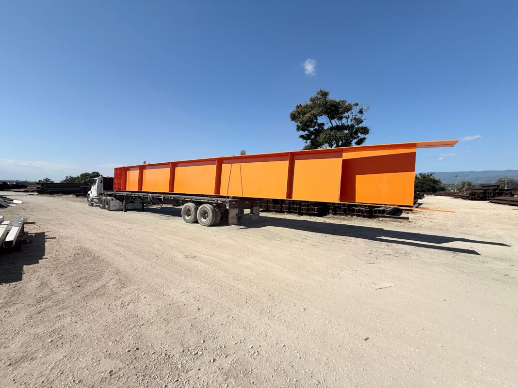 El Ministerio de Obras Públicas y Comunicaciones (MOPC) informa a la ciudadanía que se estarán realizando labores de traslado de vigas estructurales desde el campamento de la empresa Acero Estrella, ubicado en la Autopista Duarte, las cuales serán utilizadas en los trabajos de levantamiento de estructuras en la entrada de la circunvalación de Navarrete, provincia Santiago. El operativo de transporte de dichas vigas estará a cargo de la Comisión Militar y Policial (COMIPOL), en coordinación con la Dirección General de Seguridad de Tránsito y Transporte Terrestre (DIGESETT), con el objetivo de garantizar la seguridad vial, el orden del tránsito y la protección de los ciudadanos durante el desarrollo de estas labores. La Circunvalación de Navarrete es una obra estratégica que forma parte del plan de expansión y modernización de la red vial nacional, diseñada para mejorar la conectividad entre la Autopista Duarte y la región Noroeste, así como para reducir la congestión vehicular en el municipio de Villa Bisonó (Navarrete). Esta infraestructura impactará positivamente el transporte de carga, el comercio y la movilidad regional. El MOPC exhorta a los conductores a seguir las indicaciones del personal autorizado y reitera su compromiso con el desarrollo de obras que contribuyan al progreso y la seguridad vial del país. El Ministerio de Obras Públicas y Comunicaciones (MOPC) informa a la ciudadanía que se estarán realizando labores de traslado de vigas estructurales desde el campamento de la empresa Acero Estrella, ubicado en la Autopista Duarte, las cuales serán utilizadas en los trabajos de levantamiento de estructuras en la entrada de la circunvalación de Navarrete, provincia Santiago. El operativo de transporte de dichas vigas estará a cargo de la Comisión Militar y Policial (COMIPOL), en coordinación con la Dirección General de Seguridad de Tránsito y Transporte Terrestre (DIGESETT), con el objetivo de garantizar la seguridad vial, el orden del tránsito y la protección de los ciudadanos durante el desarrollo de estas labores. La Circunvalación de Navarrete es una obra estratégica que forma parte del plan de expansión y modernización de la red vial nacional, diseñada para mejorar la conectividad entre la Autopista Duarte y la región Noroeste, así como para reducir la congestión vehicular en el municipio de Villa Bisonó (Navarrete). Esta infraestructura impactará positivamente el transporte de carga, el comercio y la movilidad regional. El MOPC exhorta a los conductores a seguir las indicaciones del personal autorizado y reitera su compromiso con el desarrollo de obras que contribuyan al progreso y la seguridad vial del país.