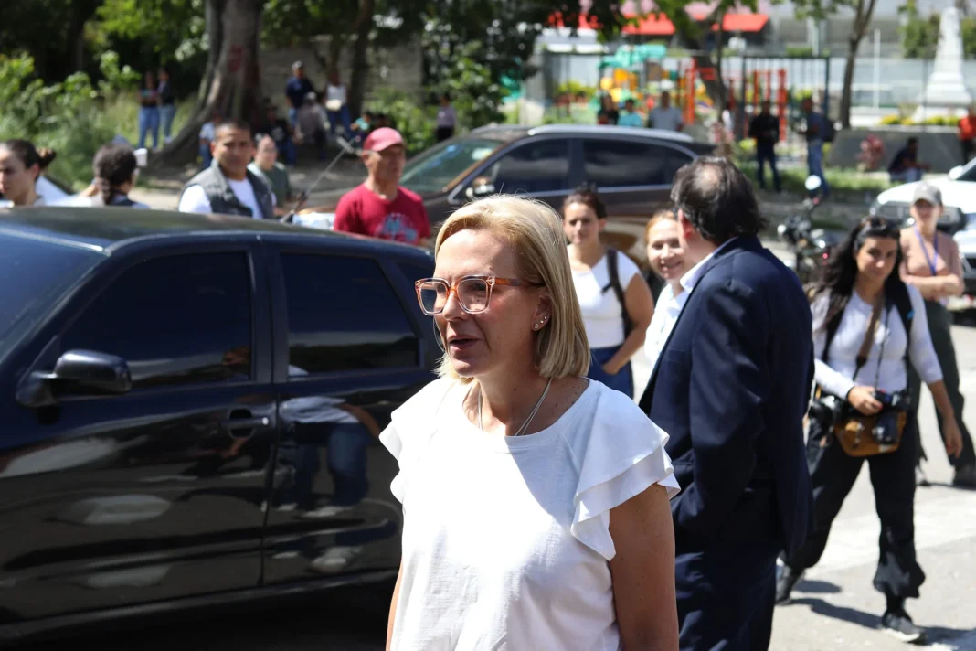 Hija de Edmundo González dice que pudo ver a su esposo tras 374 días sin saber su paradero