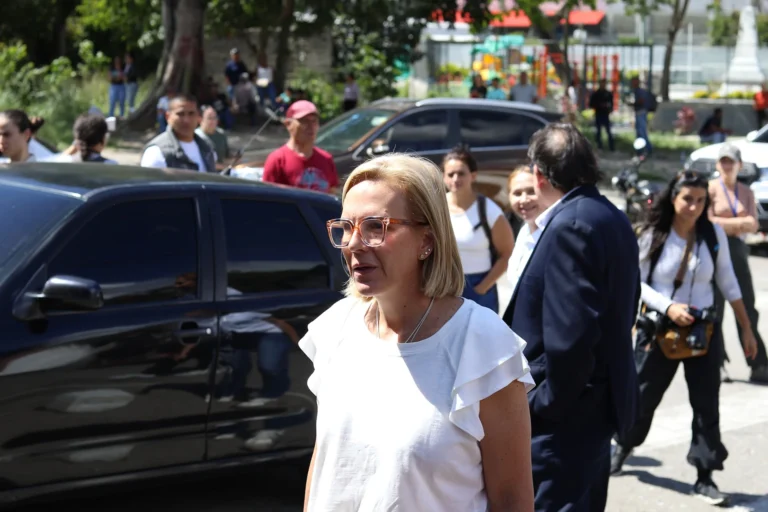 Hija de Edmundo González dice que pudo ver a su esposo tras 374 días sin saber su paradero