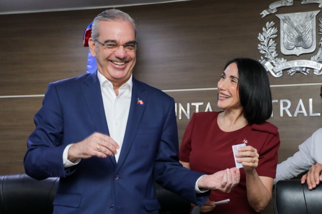 Abinader y primera dama reciben la primera cédula de identidad y electoral emitida por la JCE