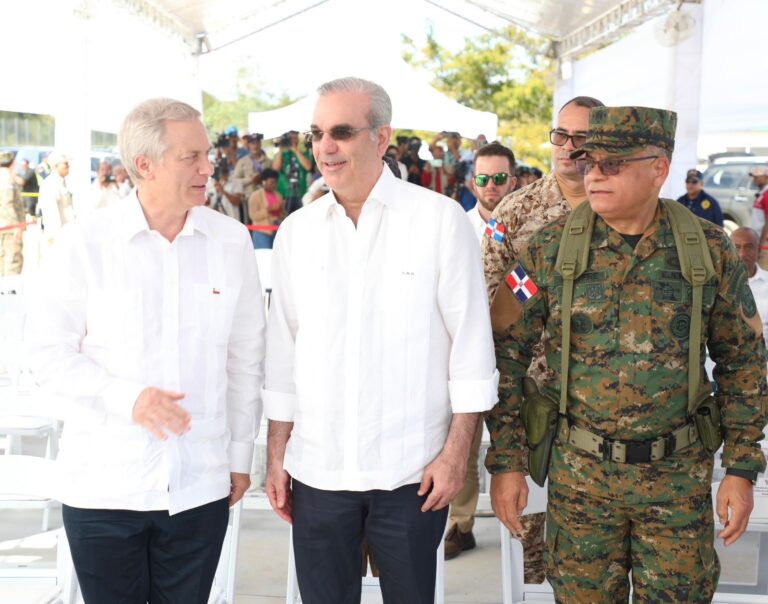 Defensa muestra avances de la verja a Abinader y Kast
