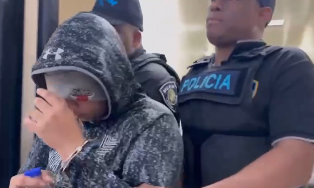 Joven acusada de ultimar a su hermana adolescente se entrega ante la Policía en La Vega