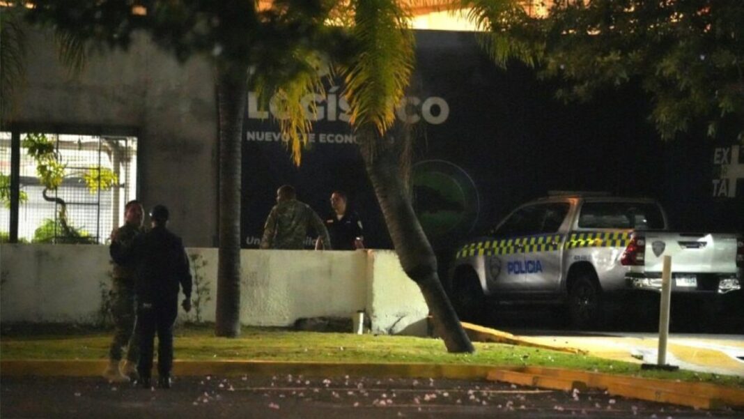 Joven cae desde cuarto nivel de Ágora Mall en Santo Domingo