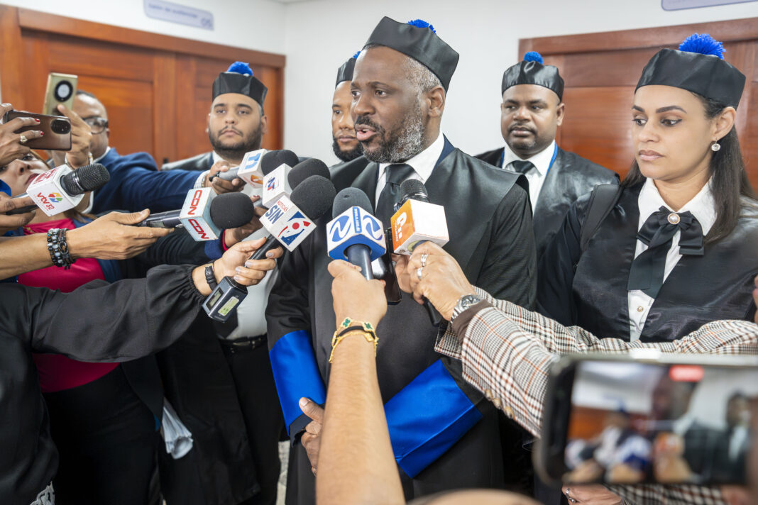 SANTO DOMINGO (República Dominicana).- Acogiendo la solicitud del Ministerio Público, la Corte de Apelación del Distrito Nacional ratificó la prisión preventiva impuesta a Santiago Marcelo Francisco Hazim Albainy, procesado como principal cabecilla de una red corrupta que estafó al Estado con más de 14 mil millones de pesos que debían ser destinados a los servicios sanitarios de los más de 7 millones de afiliados del Seguro Nacional de Salud (SeNaSa). “Una vez más, un tribunal reconoce la fortaleza de la investigación realizada por el Ministerio Público y la gravedad de los hechos que envuelven este proceso”, proclamó el procurador adjunto Wilson Camacho, quien encabezó el equipo de fiscales en las audiencias que culminaron al entrar la madrugada de este jueves. “Nosotros lo hemos dicho desde el día uno: la afectación que se hizo al seguro de salud SeNaSa, un seguro que alberga a más de 7 millones de dominicanos, es una situación calamitosa y sumamente grave, las actuaciones de los imputados en este proceso y con las evidencias que aportó el Ministerio Público debía imponerse prisión preventiva”, añadió el titular de la Dirección General de Persecución del Ministerio Público. “Se impuso la prisión preventiva en el primer grado y se ha mantenido la prisión preventiva para todos los imputados que apelaron”, dijo. “Y nos parece una decisión adecuada que es proporcional, no solamente a la gravedad del hecho, sino al daño que debe ser resarcido por la afectación que este proceso produce, repito, sobre millones de dominicanos y dominicanas”, indicó. Calificó la decisión como un éxito de la investigación que desarrollan los fiscales bajo los lineamientos de la procuradora general Yeni Berenice Reynoso. “Y es un estímulo para el Ministerio Público seguir trabajando para que todo el que haya participado en este proceso venga a los tribunales a responder por sus hechos”. Reiteró que, como lo ha planteado en otras ocasiones, “habrá tantas vueltas de Operación Cobra como lo amerite el caso”. “Estamos avanzando. Ustedes saben que es una investigación abierta y hay que cuidar los detalles para no afectar esa investigación, pero les aseguro que muy pronto nos estaremos viendo de nuevo hablando de la versión 2.0 de Operación Cobra”. “Todo el que haya participado en este entramado se presentará ante los tribunales, se los aseguro”, indicó Camacho, quien representó al Ministerio Público junto al procurador se Corte, Héctor García, así como los fiscales Yudelka Holguín, Ernesto Guzmán Alberto y Aurelio Valdez. Al fallar el fondo de la apelación, la corte desestimó los recursos de Hazim Alainy, Gustavo Enrique Messina Cruz, Germán Rafael Robles Quiñones, Franciscó Iván Minaya Pérez, Rafael Luis Martínez Hazim, Ramón Alan Speaklear Mateo y Ada Ledesma Ubiera. Por vía de consecuencia, “confirma en todas sus partes la resolución impugnada, que impuso la medida de coerción consistente en prisión preventiva por un espacio de 18 meses, contra los indicados imputados”. El pleno del tribunal, integrado por los magistrados Isis Muñoz (presidenta), Teófilo Andújar y Luis Omar Jiménez, rechazó la inconstitucionalidad planteada por la defensa del imputado Santiago Hazim, respecto del artículo 377 en sus numerales 2 y 3 del Código Procesal Penal. El tribunal planteó que el recurrente incurría en error, a través de su defensa, al pretender supeditar la vigencia de la medida de coerción al plazo de la investigación. Explicó que esa pretensión ignora que la prisión preventiva, por su naturaleza cautelar, “no tiene como única finalidad garantizar la recolección de elementos de prueba, sino primordialmente asegurar la presencia del imputado durante todas las etapas del proceso, incluyendo la etapa intermedia y el juicio”. Recordó que aunque el Tribunal Constitucional, en principio refuerza, la idea de que la prisión preventiva es una medida de naturaleza dinámica y revisable, “bajo ninguna circunstancia puede interpretarse como una anulación del techo legal de los 18 meses”. “Y en ese sentido, la supuesta desproporción alegada por el recurrente es inexistente, por lo que el texto normativo no violenta en modo alguno la Constitución”, indicaron los jueces en sus argumentaciones previas a la lectura del dispositivo de su resolución que ratifica las medidas de coerción impuesta en diciembre pasado por el juez Rigoberto Sena Ferreras, de la Oficina Judicial de Servicios de Atención Permanente del Distrito Nacional. Sena Ferreras también impuso arresto domiciliario, presentación de garantías económicas e impedimento de salida del país para los coacusados Eduardo Read Estrella, Cinty Acosta Sención y Heidi Mariela Pineda Perdomo, procesados por el Ministerio Público como parte del entramado corrupto que saqueó fondos de los contribuyentes.