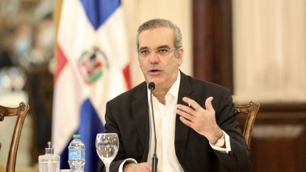 Presidente Luis Abinader recibirá la nueva licencia de conducir el 26 de febrero