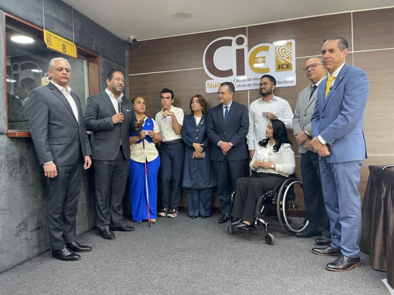 JCE entrega nueva cédula a personas con discapacidad