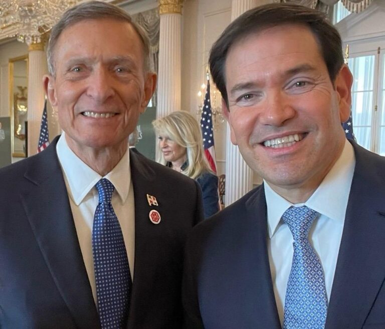 Washington, D.C., Estados Unidos- República Dominicana participó en la I Reunión Ministerial sobre Minerales Críticos convocada por el gobierno de Estados Unidos de América, realizada en el Departamento de Estado, en Washington, D.C., en la que el país se proyectó como actor dentro de la estrategia global para fortalecer y diversificar las cadenas de suministro. La delegación oficial estuvo encabezada por el ministro de Relaciones Exteriores, Roberto Álvarez, e integrada por el ministro de Energía y Minas, Joel Santos, y el asesor senior presidencial, Manuel Tavares. El encuentro, al cual se dieron cita los gobiernos de 50 países, fue inaugurado por el vicepresidente de Estados Unidos, James David “J.D” Vance y el secretario de Estado, Marco Rubio, quienes enfatizaron la importancia de disponer de redes internacionales confiables para suplir las necesidades de los minerales críticos, incluyendo tierras raras. En ese mismo orden, delinearon los ejes centrales de la reunión el asistente especial del presidente Donald Trump y director senior para Cadenas Globales de Suministro, David Copley, al igual que el subsecretario de Estado para Asuntos Económicos, Jacob Helberg. Esta reunión tiene lugar un año después de que el secretario Rubio declarara durante una visita oficial a Santo Domingo que, en relación a los recursos mineros de República Dominicana, “esas tierras raras le pertenecen al pueblo dominicano, pero al mundo le va a hacer falta acceso a esas tierras para todas las tecnologías que son clave en este siglo y todos los avances por delante”. Y añadió que “un país amigo y aliado en nuestro hemisferio tenga acceso a eso es algo muy positivo y estamos dispuestos a ayudar a que puedan desarrollar la riqueza de ustedes”. La presencia dominicana en esta cita da continuidad a los lineamientos del presidente Luis Abinader en cuanto a la gestión del potencial del país con relación a las tierras raras. Se recuerda que el 20 de agosto de 2024 se emitió el decreto 453-24 que creó la Empresa Minera Dominicana (EMIDOM), entidad pública para la exploración de recursos mineros estratégicos. Asimismo, el mandatario ha descrito el descubrimiento y futura explotación de tierras raras en suelo dominicano como una oportunidad estratégica sin precedentes. “Con una visión de futuro y con responsabilidad ambiental, podemos convertirnos en un referente sostenible para la explotación de estos recursos estratégicos”, declaró Abinader en su discurso de rendición de cuentas de 2025. En adición a la reunión ministerial, la delegación dominicana participó en un encuentro de alto nivel organizado por el Centro para Estudios Estratégicos e Internacionales (CSIS, siglas en inglés), titulado “Asegurando el Suministro de Minerales Críticos: Diálogo Gobierno-Industria”, el cual congregó a miembros del gabinete estadounidense, congresistas, cancilleres, ministros relacionados y representantes líderes de la industria para definir las alianzas necesarias que aseguren la inversión requerida para el afianzamiento de la estrategia. En esta última actividad se sumó a la delegación dominicana, la embajadora en Estados Unidos, María Isabel Castillo.