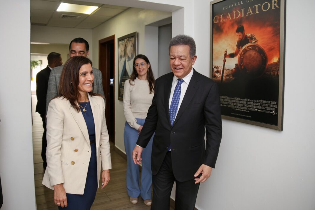 Embajadora de los Estados Unidos, Leah Francis Campos visita a FUNGLODE y sostiene encuentro con Leonel Fernández