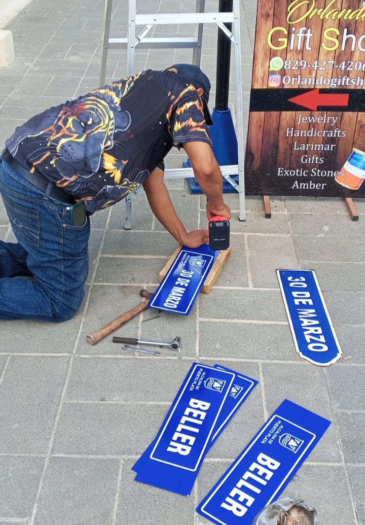 La Alcaldía del municipio San Felipe de Puerto Plata continúa ejecutando los trabajos de señalización y rotulación de las principales calles del Centro Histórico de la ciudad, como parte del plan de ordenamiento vial y embellecimiento urbano que impulsa la actual gestión municipal. La Alcaldía del municipio San Felipe de Puerto Plata continúa ejecutando los trabajos de señalización y rotulación de las principales calles del Centro Histórico de la ciudad, como parte del plan de ordenamiento vial y embellecimiento urbano que impulsa la actual gestión municipal.