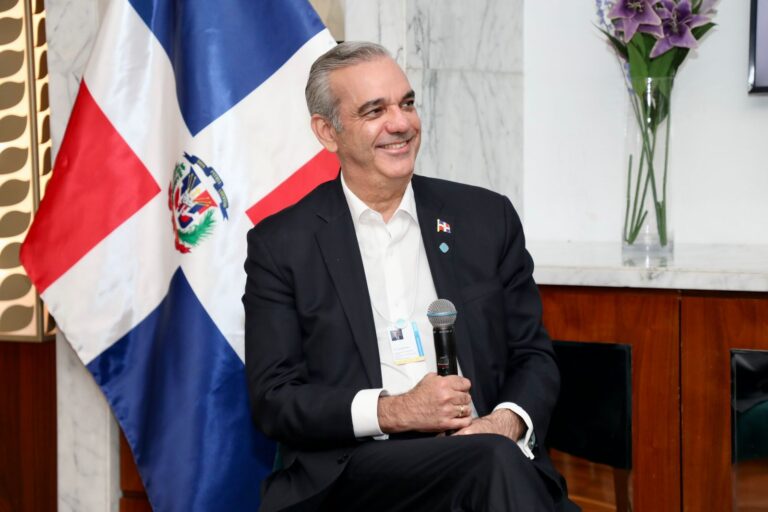 Presidente Abinader regresó al país tras exitosa jornada en Emiratos Árabes Unidos