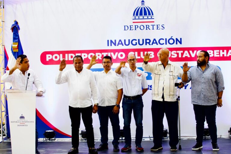 binader impulsa el desarrollo integral de la juventud con la entrega de dos modernos polideportivos techados en Puerto Plata Ministro de Deportes afirma que la inversión del mandatario representa una revolución deportiva en la Novia del Atlántico y refleja su compromiso con la juventud. Puerto Plata.– El presidente Luis Abinader inauguró este domingo dos polideportivos techados en Puerto Plata, con una inversión superior a RD$76 millones, como parte de las acciones del Gobierno para fomentar el deporte, la formación y la recreación de niños y jóvenes. Se trata del polideportivo techado del club Gustavo Behall, construido con una inversión de RD$38,618,916.75, mientras que el multiuso del club Gregorio Luperón se levantó a un costo de RD$37,417,934.96. Ambas obras fueron ejecutadas por el Ministerio de Deportes y Recreación (Miderec). Durante el acto, el ministro de Deportes y Recreación, Kelvin Cruz, resaltó que la inversión realizada por el mandatario representa una revolución en materia de deportes en la Novia del Atlántico y refleja su visión de apoyo a la juventud. Cruz indicó que fue con la llegada del presidente Abinader que se decidió construir siete instalaciones, con una inversión superior a RD$300 millones de pesos, para hacer realidad los sueños de los deportistas de Puerto Plata e impulsar el desarrollo deportivo en la provincia. "La verdad es que el presidente Luis Abinader, cuando le hablan de deportes y la juventud tira la puerta por la ventana porque en la capital, para darle una sola cifra de estadística, en la capital se están invirtiendo unos RD$300 millones de pesos en la construcción de polideportivo y en Puerto Plata se invierte la misma cantidad para beneficio de los residentes en la Novia del Atlántico", enfatizó el ministro. Dijo que las instalaciones beneficiarán a residentes de la demarcación que en lo adelante contarán con infraestructuras que responden a los requerimientos para la realización de competiciones deportivas y otras actividades comunitarias. Alegría y emoción Al agradecer las obras, el presidente del Club Gregorio Luperón, Edgar Mirabel, afirmó que tanto hombres como mujeres de la provincia valoran y agradecen la iniciativa en beneficio de la comunidad. “Recibimos con mucha alegría estas instalaciones porque entendemos que, de la mano del señor Luis Abinader, el deporte se transforma y avanza”, resaltó. Las palabras de bienvenida estuvieron a cargo de la gobernadora, Claritza Rochtte, quien expresó su emoción por recibir las nuevas instalaciones y destacó que, gracias a la visión del presidente Abinader, hoy se puede disfrutar de los polideportivos completamente equipados y remozados. Amenidades de las obras Ambas obras constan de techado en estructura metálica, gradas con asientos, oficinas con baños, vestidores con baños para los atletas, colocación de tabloncillo de madera de maple con certificación FIBA en el área de juego, dos tableros FIBA, pizarra digital, reloj e instalación eléctrica general. Las edificaciones son las obras número 37 y 38 entregadas durante la gestión de Cruz al frente de la cartera de Deportes y Recreación, con lo que hace realidad viejos anhelos de sendas entidades del baloncesto superior y de otras disciplinas deportivas de la Novia del Atlántico. De los actos de inauguración de las edificaciones participaron los ministros de la Presidencia, José Ignacio Paliza; de Turismo, David Collado; la senadora Ginette Bournigal; el director del Instituto Dominicano de Aviación Civil (Idac), Igor Rodríguez; los alcaldes de Puerto Plata, Diógenes Roque García y de Luperón, Román Israel Brito, entre otras personalidades.