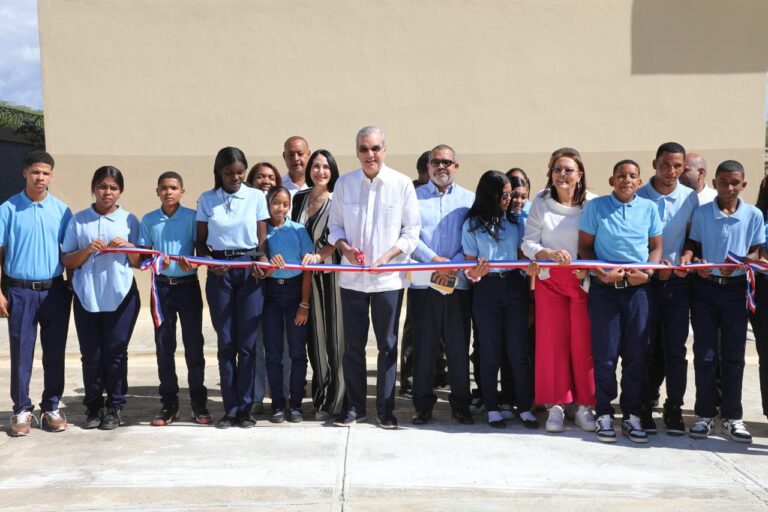 *Presidente Abinader inaugurará centros educativos, un puente y ampliación de acueducto en Azua* _También realizará una visita a provincia San Juan por la apertura de nueva tienda Sirena_ *Santo Domingo.-* El presidente Luis Abinader desarrollará este miércoles una agenda de trabajo que contempla la inauguración de múltiples obras de impacto social, educativo y de infraestructura en la provincia de Azua, así como una visita por la apertura de la tienda Sirena en la provincia San Juan. *San Juan* La agenda iniciará a las 10:00 de la mañana en la provincia San Juan, donde el jefe de Estado realizará una visita a la nueva sucursal de Sirena, como parte del impulso al desarrollo comercial y la dinamización de la economía local. *Azua* Posteriormente, el presidente Abinader se trasladará a la provincia de Azua donde encabezará la inauguración del Liceo Las Yayas de Viajama. Más adelante, dejará inaugurado el puente sobre el río Viajama–Las Yayas, una obra ejecutada por el Ministerio de Obras Públicas y Comunicaciones (MOPC) que fortalecerá la conectividad vial y facilitará el tránsito seguro de los residentes de la zona. Luego, el gobernante participará en el acto de lanzamiento de la cuarta edición del Festival del Tomate Azua 2026, así como la juramentación del Clúster del Tomate en la República Dominicana, actividad que busca fortalecer la cadena productiva y el desarrollo agroindustrial del país. El presidente también inaugurará el Liceo Juan Bautista Díaz Marte. Asimismo, realizará el corte de cinta del Centro Educativo Dominicana Pérez Estepan de Martínez, ambos ubicados en la comunidad de Las Clavellinas. La agenda del mandatario por esta demarcación concluirá con la inauguración de la ampliación del acueducto de Azua, que incluye un nuevo campo de pozos y el equipamiento del sistema, una obra destinada a mejorar el suministro de agua potable en la provincia. *_Dirección de Prensa del Presidente_*