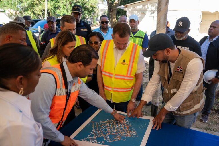 Ministro Ito Bisonó inicia proyecto de viviendas sociales en Guerra