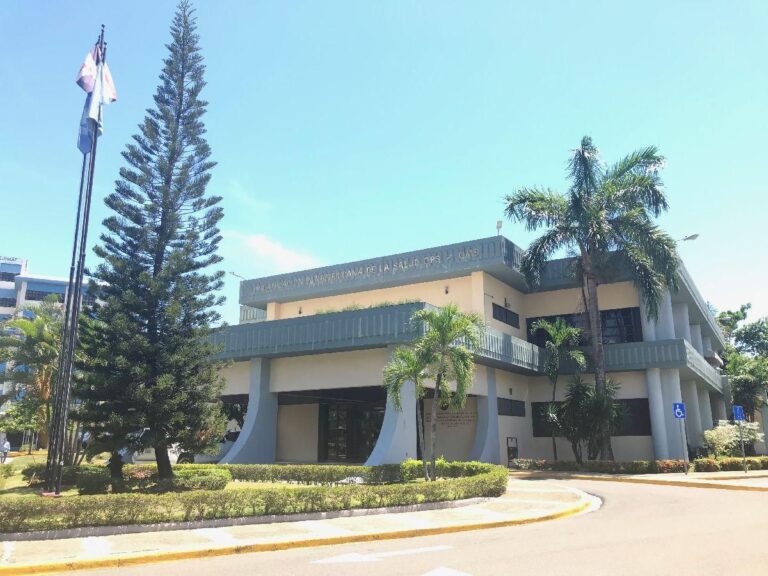 Santo Domingo, República Dominicana. 10 de febrero, 2026*.- Ante informaciones difundidas recientemente en redes sociales y algunos medios de comunicación locales, la Organización Panamericana de la Salud (OPS) aclara que no ha declarado una epidemia de VIH en la República Dominicana. Desde el punto de vista epidemiológico, el VIH se considera una epidemia persistente a nivel mundial desde hace más de cuatro décadas, incluida la República Dominicana, debido a su magnitud, distribución sostenida en el tiempo y transmisión continua, especialmente concentrada en poblaciones clave y vulnerables. Esta clasificación no representa un anuncio nuevo ni una alerta epidemiológica reciente. En la Región de las Américas, se han logrado avances en la respuesta al VIH, aunque persisten desafíos importantes. Según estimaciones de ONUSIDA, en 2024 se registraron aproximadamente 170.000 nuevas infecciones por VIH y 38.000 muertes relacionadas con el Sida. El país continúa fortaleciendo las acciones de prevención, atención y control del VIH y realiza acciones para el avance en diagnóstico, tratamiento y reducción de nuevas infecciones y supresión viral. La Organización reitera su compromiso de continuar apoyando a las autoridades nacionales en el fortalecimiento de la respuesta al VIH, basada en evidencia científica, derechos humanos y acceso universal a servicios de salud de calidad. La OPS llama a utilizar fuentes oficiales para informar de manera clara y basada en evidencia a la población sobre este y otros temas de importancia en salud.