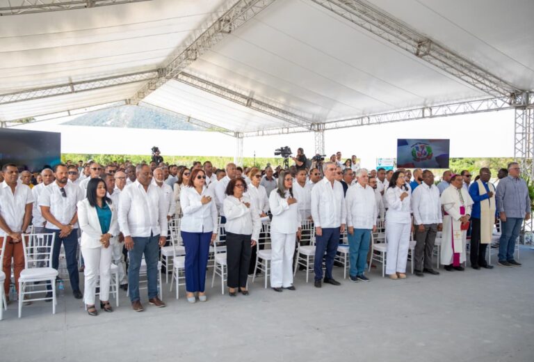 Las Yayas de Viajama, Azua. – El presidente Luis Abinader inauguró el puente sobre el río Viajama en Azua que permitirá a más de cinco mil personas transitar de manera segura e impactará positivamente el desarrollo agrícola y comercial. Con una longitud de 72 metros y amplitud promedio de 7.15 metros, la vía favorece comunidades como Vietnam, Las Tunitas, La Ceiba, Barrio Blanco, Las Yayas Abajo, México, Viajama, Padre Las Casas, entre otras. "Esta comunidad se lo merece y así les ahorramos tiempo de viaje", expresó el ministro de Obras Públicas, Eduardo Estrella, agregando que, de manera simultánea, se están trabajando unos 15 puentes entre Baní y Azua que podrían comenzar a entregarse en los próximos meses. De igual modo, desde el ministerio se agilizan los trabajos para reacondicionar las calles de este municipio, haciendo que el traslado de los usuarios sea más rápido, cómodo y seguro. "Nuestra misión es trabajar con la gente porque la comunidad ha esperado sus obras por mucho tiempo, y la gente no quiere que se las comiencen solamente, quiere que se las terminen", resaltó Estrella al recordar que ese fue uno de los mayores encargos que le hizo el presidente Abinader, por lo que los equipos de trabajo cumplen jornadas intensas para llevar satisfacción a cada comunidad. Detalles de la obra El desarrollo de este puente significó también la construcción de aceras, contenes y obras de drenaje, señalización horizontal y vertical, colocación de asfalto, muros de gaviones de protección de taludes, ampliación de la sección transversal, movimiento de tierra y riego de imprimación. Con emoción, los comunitarios señalaron que esta obra representa tranquilidad para todas las comunidades y contribuye a saldar una deuda histórica con el municipio. "Anteriormente, cuando llovía, no teníamos paso de un lado a otro. Gracias a Dios y al Presidente se ha logrado esta importante obra", expresó César Vicente.