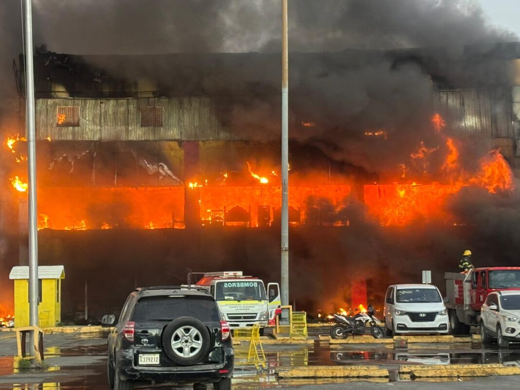 Reportan incendio en la mueblería L&R en la avenida Charles de Gaulle