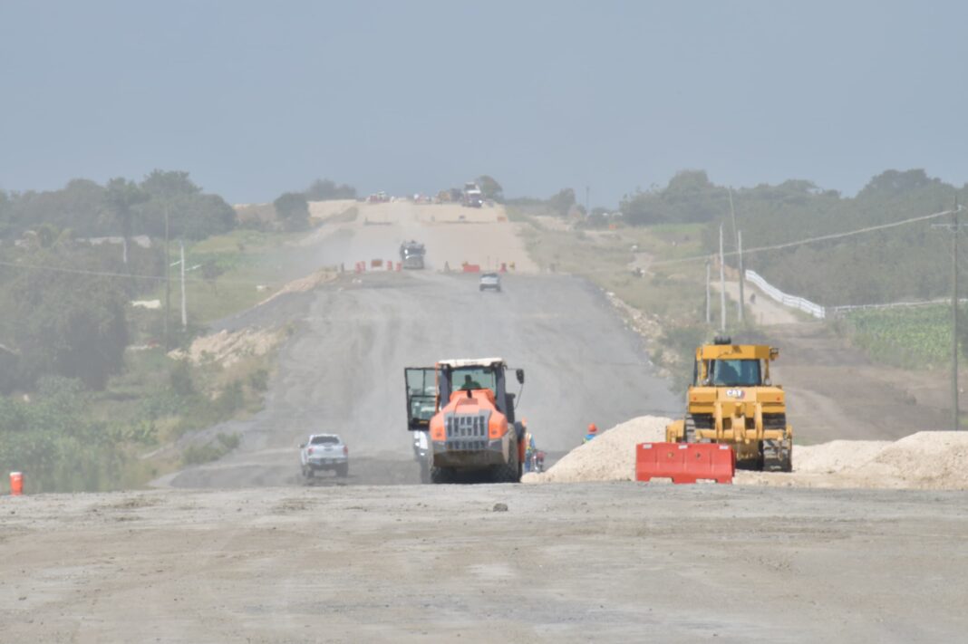 Navarrete, Santiago.– El presidente Luis Abinader supervisó este miércoles los avances en la construcción de la Circunvalación de Navarrete, una obra vial de 12.9 kilómetros que fortalecerá la conectividad y el desarrollo de la región noroeste del país, cuya inauguración está proyectada para agosto del 2026. Durante el recorrido de supervisión, el mandatario, acompañado del ministro de Obras Públicas y Comunicaciones, Eduardo Estrella, dijo que se trata de una obra de gran impacto que facilitará el tránsito en Navarrete, mejorará la movilidad vehicular y contribuirá a disminuir significativamente la cantidad de accidentes, fortaleciendo así la seguridad vial y la eficiencia del transporte en la zona. “Estamos observando los elevados, que presentan un buen nivel de avance. Esperamos inaugurar esta obra en agosto del 2026. Es una gran obra que va a facilitar el tránsito en Navarrete y disminuirá significativamente la cantidad de accidentes”, afirmó el mandatario. El gobernante constató personalmente el progreso de los trabajos y recibió explicaciones técnicas sobre el avance de la infraestructura, la cual se ejecuta conforme a los estándares de calidad requeridos para una obra de esta magnitud. El jefe de Estado manifestó que los trabajos que se desarrollan corresponden al tramo comprendido entre las carreteras Joaquín Balaguer y Gregorio Luperón, donde se levantan importantes estructuras que forman parte de esta gran obra vial, concebida para mejorar la movilidad y la seguridad de quienes transitan por la zona. La circunvalación de Navarrete permitirá aliviar el tráfico en el casco urbano del municipio, facilitar un tránsito más seguro tanto para vehículos livianos como pesados y optimizar los tiempos de viaje, reduciendo además los costos logísticos para los sectores productivos de la región. De igual manera, la obra contribuirá a mejorar la calidad de vida de los residentes y a fortalecer la integración regional.
