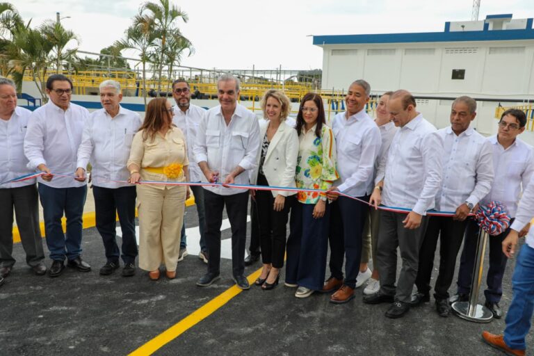 Santiago.— El presidente Luis Abinader inauguró este miércoles la Planta de Tratamiento de Agua Potable Noriega I, la más importante de la región del Cibao y la segunda en relevancia del país, así como el Sistema de Abastecimiento Don Jaime, para garantizar agua segura, elevar la calidad de vida y abastecer a más 680 mil habitantes de la provincia de Santiago de los Caballeros. Durante el acto, el director general de Coraasan, Andrés Cueto, explicó que ambas obras fueron realizadas con una inversión total de 667 millones de pesos, destinados al fortalecimiento del sistema de agua potable y a la mejora del servicio para más 680 mil habitantes. Asimismo, Cueto informó que se recuperaron 15 millones de galones diarios de agua perdidos por fugas y falta de mantenimiento en gestiones anteriores. "Señor Presidente, hoy recuperamos los 15 millones de galones diarios que se perdían por fugas, grietas y un consumo excesivo de agua en el lavado de los filtros por la colmatación excesiva del manto filtrante, afectando la calidad del agua servida, sumado a la falta de mantenimiento de las pasadas gestiones. Una vez más, vemos que lo que usted promete lo cumple. Bajo su visión, con esta obra podemos hablar de una verdadera revolución del sector del agua potable en el país", afirmó el Cueto. El director general de Coraasan, agradeció el respaldo constante del presidente Abinader para que esta rehabilitación sea hoy una realidad, así como a la Agencia Francesa de Desarrollo (AFD) por el financiamiento de su ejecución. Planta de Tratamiento de Agua Potable Noriega I Cueto explicó que la Planta de Tratamiento de Agua Potable Noriega I, cuenta con una tecnología de punta que optimiza los procesos garantizando la calidad y la producción de acuerdo a su capacidad de diseño de 4 metros cúbicos por segundo equivalente a 91 millones de galones diarios. Esta planta, que abastece a más del 65 por ciento de la población de Santiago de los Caballeros, fue rehabilitada con una inversión de 612 millones de pesos, tras presentar un gran deterioro por haber agotado su ciclo operativo y por la falta de mantenimiento desde su puesta en operación en 1994. Los trabajos implicaron la intervención en las áreas de los módulos, lo que permitió mejorar los procesos de producción. Sistema de Abastecimiento de la comunidad de Don Jaime La institución potabilizadora, también dejó inaugurado de manera simultánea el Sistema de Abastecimiento de la comunidad de Don Jaime, que incluye una nueva Estación de Bombeo, la colocación de una línea de impulsión de 12 pulgadas que va desde la Estación de Bombeo en el Mella I hasta el rehabilitado tanque con capacidad de 150 mil galones, obra que conllevó una inversión de 55 millones de pesos e impactará a más de 500 familias. Detalló que ésta, cuenta con dos bombas en operación y una en stand-by con capacidad para impulsar 15 litros por segundo cada una. La obra mejorará significativamente el suministro en Don Jaime, La Torre, los complejos habitacionales Zona Franca y Colinas de Libertad. El director general de Coraasan indicó que estas obras se enmarcan en el Plan Estratégico de Desarrollo para Santiago y se integran a un conjunto de infraestructuras impulsadas por su gestión, que están convirtiendo la ciudad en una moderna y competitiva, con mayores oportunidades para la gente y motivando la inversión privada. Diplomática valora el liderazgo de Abinader en el fortalecimiento del sector agua La embajadora de la República Francia en la República Dominicana, Sonia Barbry, destacó el liderazgo del presidente Luis Abinader, señalando que su gobierno ha situado el sector de agua y saneamiento entre sus principales prioridades, y calificó la obra como de alto impacto para Santiago de los Caballeros y para el país. “Saludo respetuosamente a las autoridades presentes, en particular al presidente Luis Abinader, cuyo gobierno ha situado el sector de agua y saneamiento en el centro de sus prioridades. Esta visión estratégica demuestra que el acceso al agua potable no es solo un servicio básico, sino un derecho fundamental y un pilar del desarrollo sostenible”, expresó la diplomática francesa. La diplomática francesa destacó que la rehabilitación garantizará agua potable de calidad para cientos de miles de hogares en Santiago, Licey al Medio, Tamboril y Puñal, fortaleciendo la continuidad y eficiencia del servicio, mejorando las condiciones de vida de la población y aumentando la resiliencia frente a desafíos ambientales. Barbry señaló que el proyecto forma parte de un programa financiado por la Agencia Francesa de Desarrollo (AFD) y la Unión Europea, y reafirmó el respaldo de Francia a futuras iniciativas, incluyendo el financiamiento de estudios para nuevos proyectos de Coraasan, como el Acueducto Zona Norte en Jacagua y el mejoramiento del acueducto La Barranquita. Resalta el impacto de la obra Las palabras de bienvenida estuvieron a cargo de la gobernadora, Rosa Santos, quien resaltó el impacto de la obra para la provincia. Dijo que desde el inicio de su gestión, el presidente Abinader ha priorizado la inversión en agua potable y saneamiento, destinando más de 4 mil millones de pesos a proyectos orientados a mejorar el acceso y la calidad del servicio. Entre las acciones impulsadas se destacan la terminación de los acueductos de La Canela y Santiago Oeste, así como la reparación de Noriega II y se dispuso la realización de estudios para dotar de agua potable a la comunidad El Limón del municipio de Villa González. El obispo auxiliar de la Arquidiócesis de Santiago, monseñor Andrés Amaury Rosario, tuvo a su cargo la bendición del acto, elevando una oración por el buen funcionamiento de la obra y por el bienestar de las comunidades que serán beneficiadas con el servicio. Con estas ejecutorias el Gobierno dominicano reafirma su compromiso con la mejora constante del servicio de agua potable en la provincia. Acompañaron al presidente Luis Abinader, el ministro de Obras Públicas y Comunicaciones, Eduardo Estrella; el senador Daniel Rivera; el alcalde de Santiago, Ulises Rodríguez; el presidente del Consejo de Coraasan, Conrado Asencio; los representantes de la Agencia Francesa de Desarrollo (AFD), Ivan Le Lay y Natalia Salafranca; el subdirector de regional de la Superintendencia de Salud y Riesgos Laborales (SISALRIL), Sergio Guzmán; Andrés Lugo; Plutarco Arias; José Clase, presidente de D Clase Corporation, entre otras personalidades.