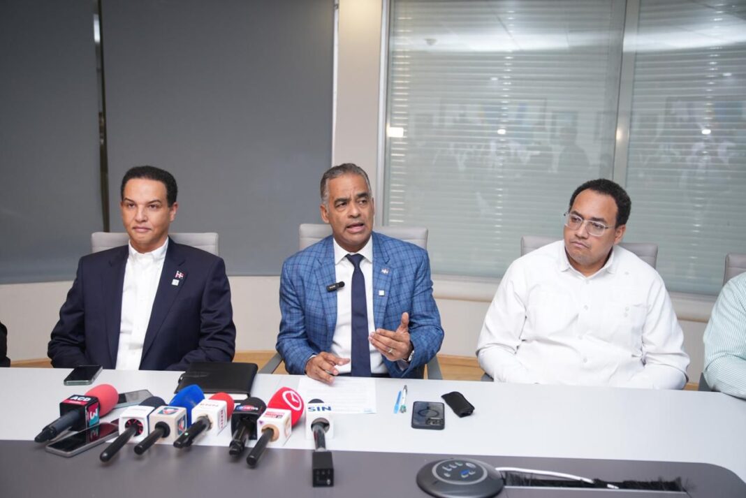 SANTO DOMINGO. El sector eléctrico dominicano informó que continúa avanzando, de manera sostenida, el proceso de recuperación del Sistema Eléctrico Nacional Interconectado (SENI), tras el evento operativo registrado en horas de la mañana, que se inició con el disparo del interruptor de la línea de 138 kilovoltios (kV) Hainamosa-Villa Duarte y provocó una falla mayor en el sistema. A través del segundo boletín emitido la noche de este lunes, el sistema supera el 60% de la generación sincronizada, lo que refleja un progreso sostenido en la estabilización de la red y posibilita la incorporación gradual de nuevas áreas al servicio eléctrico. “El proceso de recuperación se desarrolla de manera ordenada y bajo estrictos criterios técnicos. Nuestra prioridad es garantizar una reposición segura y progresiva, al asegurar la estabilidad del sistema y evitar afectaciones adicionales”, expresó el ministro de Energía y Minas, Joel Santos. Indicó que diversas zonas del territorio nacional cuentan ya con servicio restablecido de manera parcial o total, mientras otras regiones continúan integrándose progresivamente conforme se ejecutan las maniobras técnicas correspondientes, priorizando en todo momento la seguridad operativa y la confiabilidad del sistema. Se destaca que desde temprano la zona sur fue energizada; entre otros, cuentan con la mayor parte electrificada San Juan, Barahona, Azua, Baní, San Cristobal, Bonao, La Vega, Santiago, Línea Noroeste, Puerto Plata, San Francisco, así como distintos sectores del Distrito Nacional y San Pedro de Macorís. Santos informó que los equipos técnicos de las distintas entidades del sector permanecen desplegados y trabajando de forma continua hasta lograr la normalización total del servicio en todo el país. El titular de Energía y Minas reconoció la preocupación de la ciudadanía ante la situación y reiteró que las autoridades continuarán ofreciendo actualizaciones oficiales a través de los canales institucionales conforme avance el proceso de recuperación.