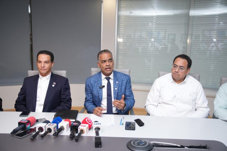 SANTO DOMINGO. El sector eléctrico dominicano informó que continúa avanzando, de manera sostenida, el proceso de recuperación del Sistema Eléctrico Nacional Interconectado (SENI), tras el evento operativo registrado en horas de la mañana, que se inició con el disparo del interruptor de la línea de 138 kilovoltios (kV) Hainamosa-Villa Duarte y provocó una falla mayor en el sistema. A través del segundo boletín emitido la noche de este lunes, el sistema supera el 60% de la generación sincronizada, lo que refleja un progreso sostenido en la estabilización de la red y posibilita la incorporación gradual de nuevas áreas al servicio eléctrico. “El proceso de recuperación se desarrolla de manera ordenada y bajo estrictos criterios técnicos. Nuestra prioridad es garantizar una reposición segura y progresiva, al asegurar la estabilidad del sistema y evitar afectaciones adicionales”, expresó el ministro de Energía y Minas, Joel Santos. Indicó que diversas zonas del territorio nacional cuentan ya con servicio restablecido de manera parcial o total, mientras otras regiones continúan integrándose progresivamente conforme se ejecutan las maniobras técnicas correspondientes, priorizando en todo momento la seguridad operativa y la confiabilidad del sistema. Se destaca que desde temprano la zona sur fue energizada; entre otros, cuentan con la mayor parte electrificada San Juan, Barahona, Azua, Baní, San Cristobal, Bonao, La Vega, Santiago, Línea Noroeste, Puerto Plata, San Francisco, así como distintos sectores del Distrito Nacional y San Pedro de Macorís. Santos informó que los equipos técnicos de las distintas entidades del sector permanecen desplegados y trabajando de forma continua hasta lograr la normalización total del servicio en todo el país. El titular de Energía y Minas reconoció la preocupación de la ciudadanía ante la situación y reiteró que las autoridades continuarán ofreciendo actualizaciones oficiales a través de los canales institucionales conforme avance el proceso de recuperación.