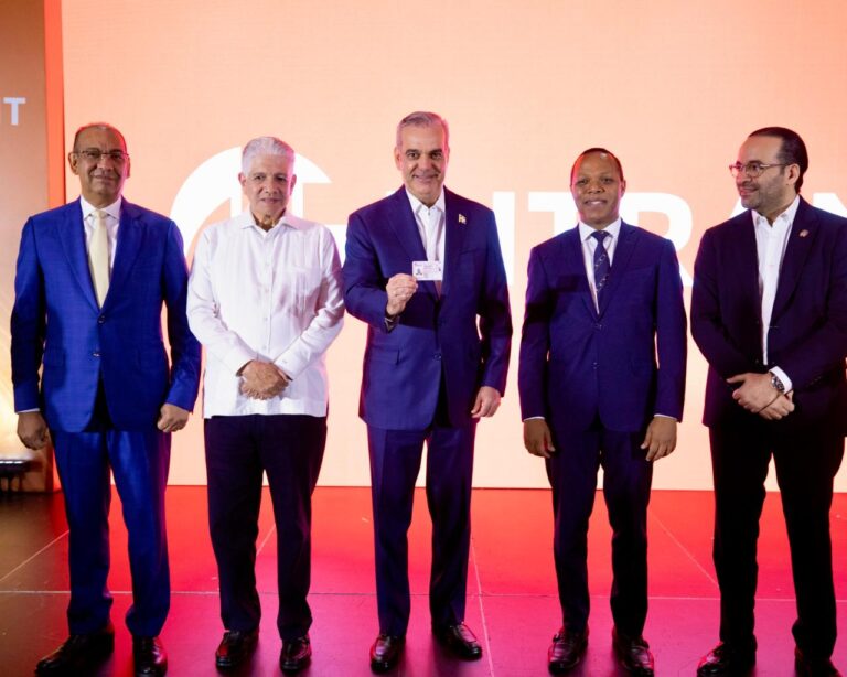 Presidente Abinader recibe la primera nueva Licencia de Conducir en transformación histórica hacia un sistema más seguro, moderno y tecnológico