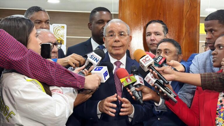 Santo Domingo. — El expresidente de la República, Danilo Medina, informó este miércoles que el Partido de la Liberación Dominicana (PLD) colaborará con la Junta Central Electoral (JCE) en el proceso de emisión de la nueva cédula de identidad y electoral, al tiempo que exhortó a la ciudadanía a acudir masivamente cuando sea convocada. Medina destacó la importancia del nuevo documento, asegurando que cuenta con “mucha, mucha seguridad” y que representa una variación significativa respecto a la cédula anterior. “Creo que ha valido la pena el paso que estamos dando”, afirmó, tras señalar que una amplia delegación del PLD acudió a sacar el documento, aprovechando la distinción ofrecida por la Junta a la dirección de los partidos políticos. El exmandatario explicó que, según lo informado por las autoridades electorales, a partir de abril se convocará mensualmente a los ciudadanos para renovar su cédula en el mes de su cumpleaños. “Ahí comenzaremos a ver el funcionamiento total”, indicó. En ese sentido, aseguró que el PLD respaldará a la JCE en todo lo relacionado con su militancia y en cualquier requerimiento que contribuya a que “el país completo pueda sacar su documento y estar listos para lo que a nosotros más nos interesa, votar, pero también para lo que les interesa a los ciudadanos, que es tener su documento de identidad”. Críticas a la gestión gubernamental Al ser consultado sobre la rendición de cuentas que realizará el presidente el próximo día 27 y la anunciada apertura de la línea 12 del Metro hacia Los Alcarrizos, obra que ha sido objeto de cuestionamientos, Medina evitó adelantar una posición oficial del partido. “No pueden cruzar el puente antes de llegar arriba. Esperemos el 27 y entonces el partido fijará su posición”, expresó. Sin embargo, criticó la gestión actual, calificándola como “sumamente lenta”. “Han tenido lentitud en todo lo que comienzan. Este es un gobierno sumamente lento”, afirmó, agregando que cada año queda sin ejecutar parte del presupuesto de inversión de capital. “No sabemos si hay ineficiencia o qué le pasa”, sostuvo. También consideró incorrecto que a funcionarios públicos, que —según dijo— devengan bajos salarios, se les descuente parte de sus ingresos para financiar actividades políticas. No obstante, valoró que el Gobierno haya decidido investigar los casos denunciados públicamente y expresó su deseo de que, si se comprueban irregularidades, se apliquen las sanciones correspondientes. Tema de alianzas En el ámbito político, Medina se refirió brevemente a los acercamientos para posibles alianzas, señalando que ya ha conversado con parte de la dirigencia y con representantes de organizaciones de la sociedad, aunque aclaró que el proceso aún no ha iniciado formalmente. “Esperemos que avance”, concluyó.