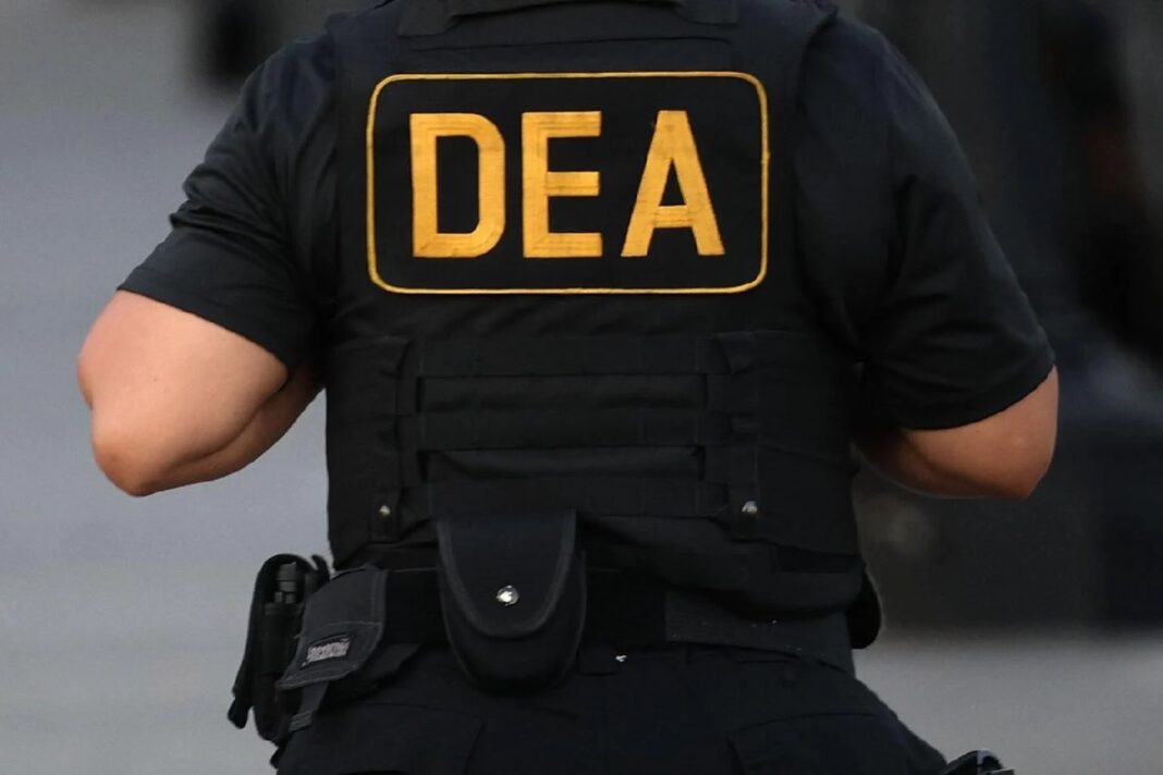 Arrestan a supervisor de la DEA en RD por presunto abuso de programa de visas